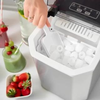 🧊 Ľad vždy po ruke 🧊 Výrobník ľadu KLUGE s výkonom 150 W dokáže vyrobiť až 12 kilogramov ľadových kociek za deň a prvých 9...